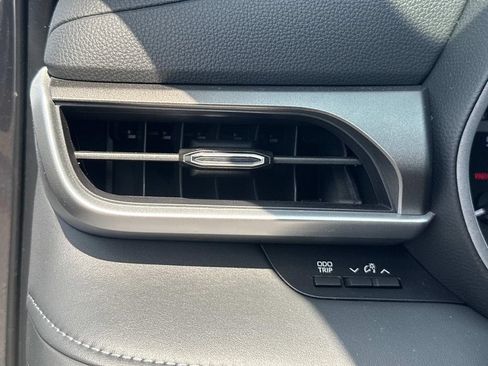 Used 2024 Toyota Highlander XLE AWD/4WD image 28
