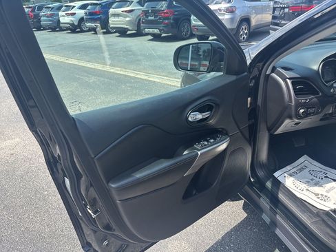 Used 2021 Jeep Cherokee Latitude Lux w/ Comfort/Convenience Group image 23