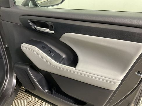 Used 2024 Toyota Highlander XLE image 26