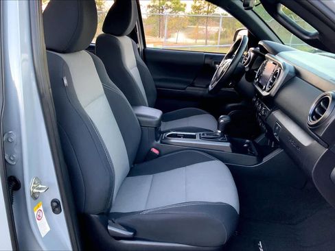 Used 2020 Toyota Tacoma TRD Sport w/ Technology Package image 8