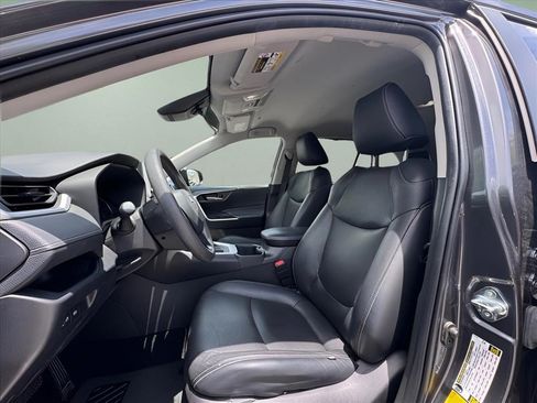 Used 2025 Toyota RAV4 XLE FWD image 18