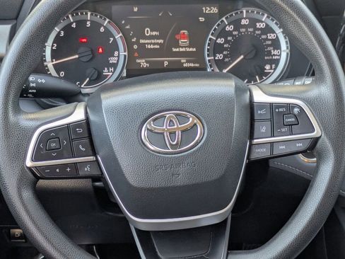Used 2023 Toyota Highlander L image 12