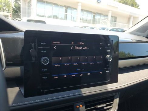 Certified 2025 Volkswagen Taos SE AWD/4WD image 19