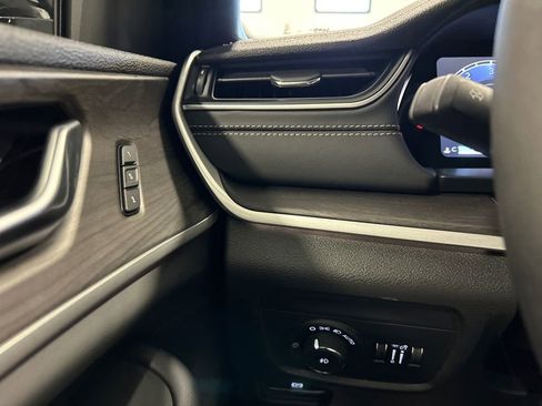New 2025 Jeep Grand Cherokee Limited image 18
