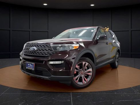 Certified 2023 Ford Explorer XLT w/ Equipment Group 202A AWD/4WD image 3