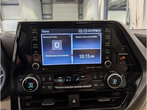 Used 2021 Toyota Highlander XLE AWD/4WD image 14