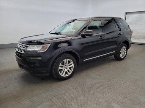 Used 2018 Ford Explorer XLT image 2