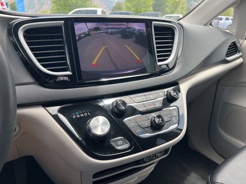 Used 2023 Chrysler Pacifica Touring-L FWD image 35