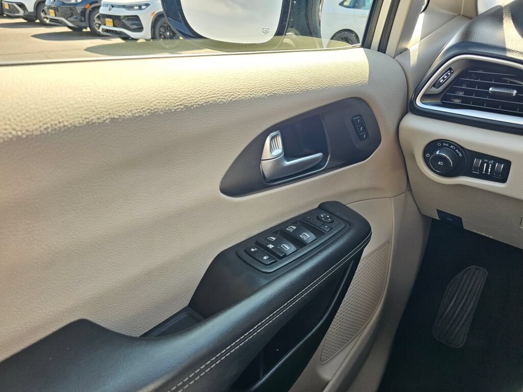 Used 2024 Chrysler Pacifica Touring-L FWD image 30