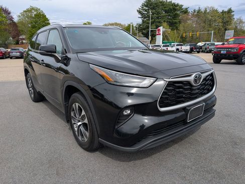 Used 2022 Toyota Highlander XLE AWD/4WD image 8