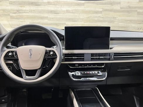 Used 2025 Lincoln Corsair AWD image 2