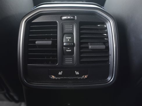 Certified 2025 Porsche Macan S image 32