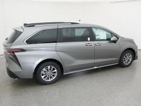New 2026 Toyota Sienna XLE image 23