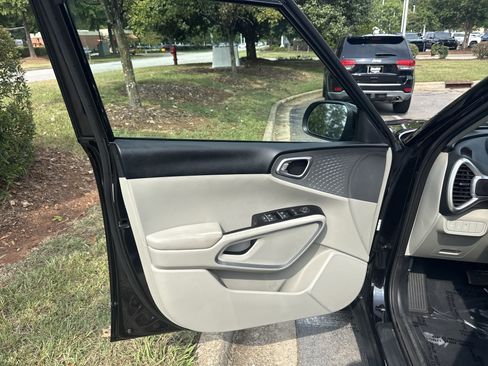 Used 2025 Kia Soul LX w/ LX Technology Package FWD image 14