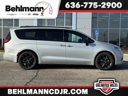 New 2026 Chrysler Pacifica Select w/ S Appearance Package