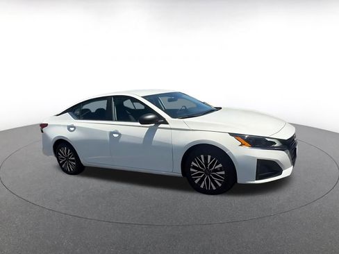 Used 2025 Nissan Altima 2.5 SV FWD image 2