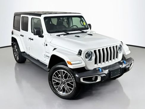 Used 2023 Jeep Wrangler Unlimited Sahara w/ Cold Weather Group AWD/4WD image 3