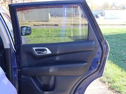 Used 2018 Nissan Pathfinder SV image 18