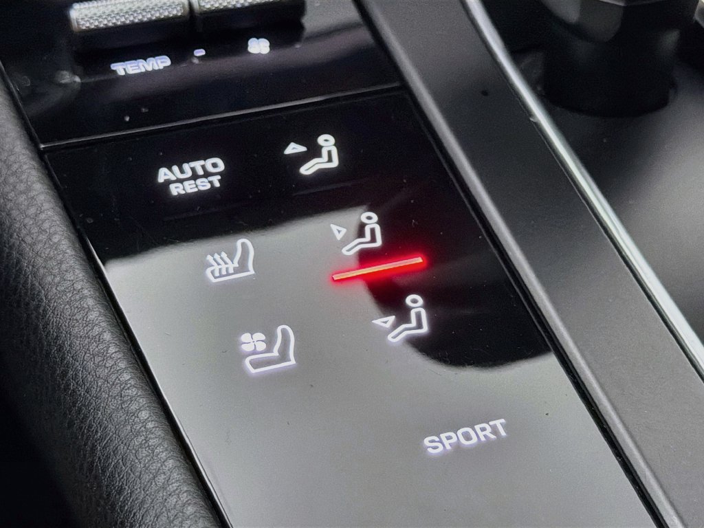 Certified 2023 Porsche Macan AWD/4WD image 23