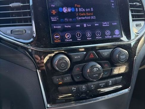 Used 2020 Jeep Grand Cherokee Laredo w/ 18" Wheel & 8.4" Radio Group image 10