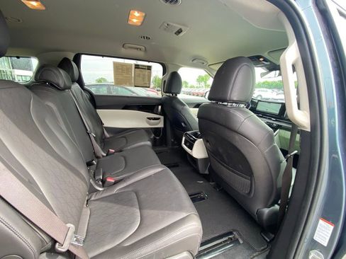 Used 2024 Kia Carnival EX FWD image 29