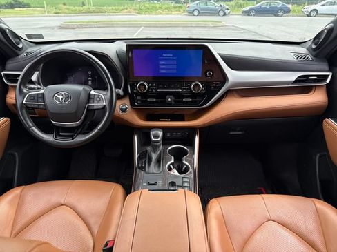 Used 2023 Toyota Highlander Platinum AWD/4WD image 18