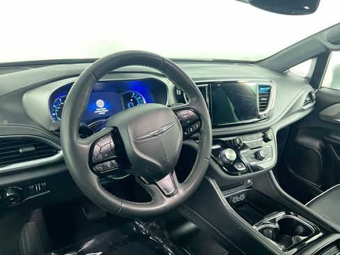Used 2022 Chrysler Pacifica Limited w/ Uconnect Theater Family Group FWD image 26