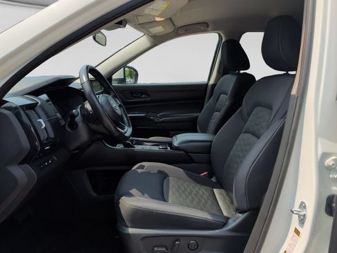 Used 2025 Nissan Pathfinder SV AWD/4WD image 16