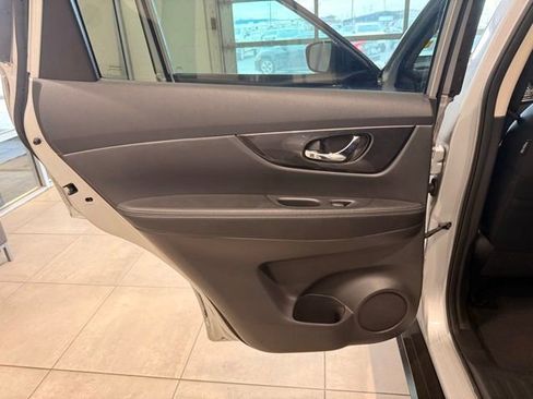 Used 2018 Nissan Rogue SV AWD/4WD image 17