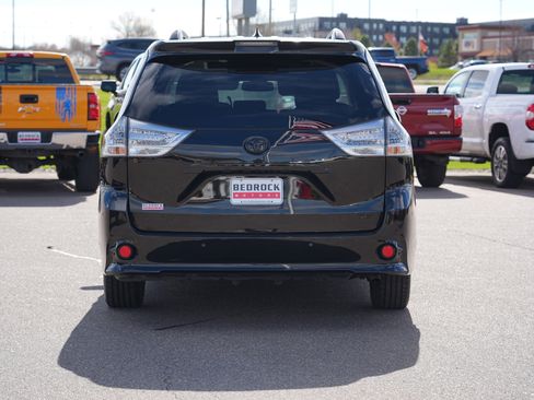 Used 2020 Toyota Sienna SE Premium w/ Nightshade Edition FWD image 4