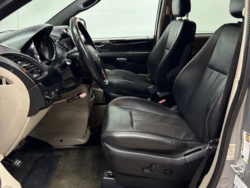 Used 2017 Dodge Grand Caravan SXT w/ Rear Park Assist Package FWD image 29