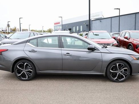 New 2025 Nissan Altima 2.5 SR image 4