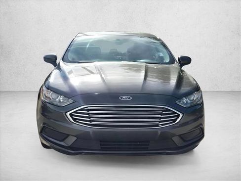 Used 2018 Ford Fusion SE image 2