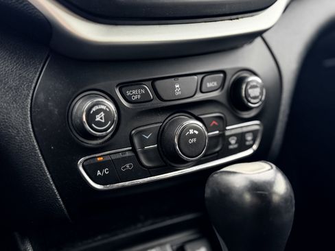 Used 2018 Jeep Cherokee Latitude Plus image 14