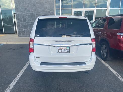 Used 2014 Chrysler Town & Country Touring FWD image 3