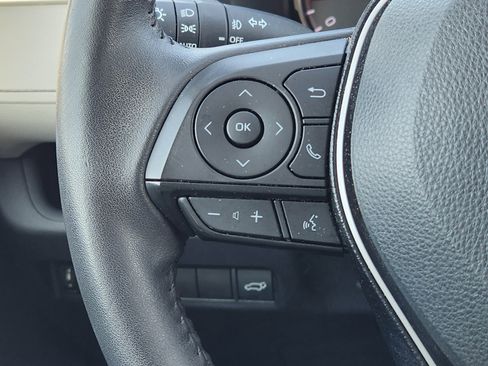 Used 2020 Toyota RAV4 XLE Premium image 28