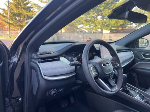 Used 2023 Jeep Compass Latitude image 13