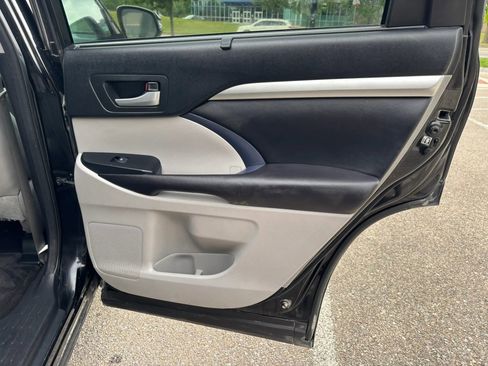 Used 2017 Toyota Highlander XLE image 26