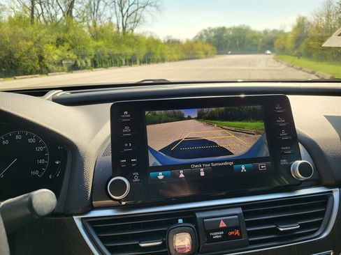 Used 2018 Honda Accord Touring image 16