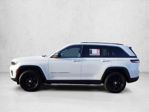 Used 2023 Jeep Grand Cherokee Laredo image 2