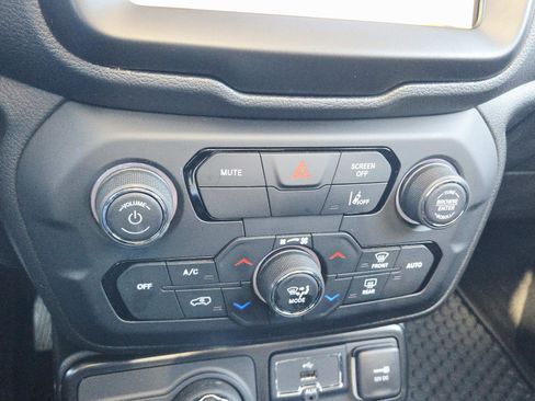 Used 2023 Jeep Renegade Latitude w/ Sun & Fun Group image 31