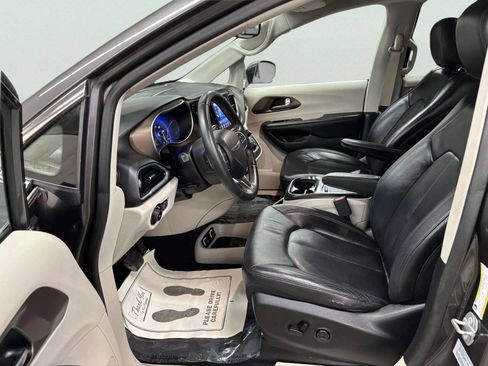 Used 2017 Chrysler Pacifica Touring-L Plus w/ Tire & Wheel Group FWD image 16