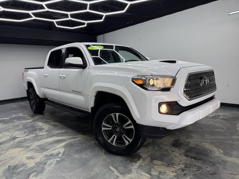 Used 2017 Toyota Tacoma TRD Off-Road image 5