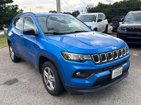Used 2024 Jeep Compass Latitude AWD/4WD image 3