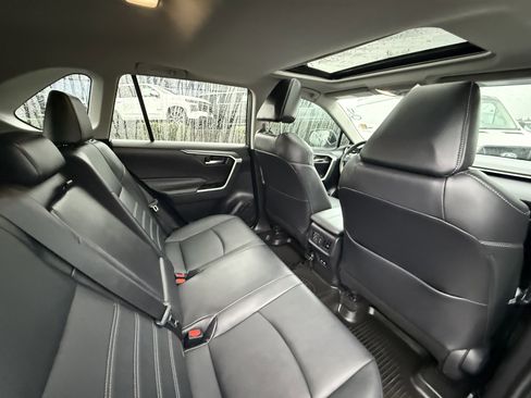 Used 2022 Toyota RAV4 XLE Premium image 12