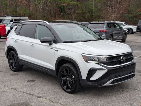 Used 2024 Volkswagen Taos SE w/ Panoramic Sunroof Package image 11