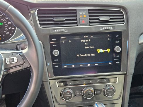 Used 2019 Volkswagen e-Golf SE w/ Driver Assistance Package image 16