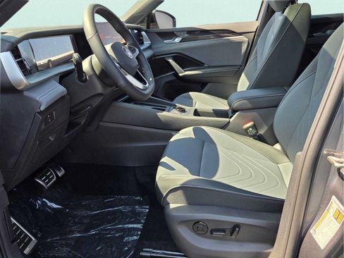New 2026 Volkswagen Tiguan SE R-Line FWD image 8