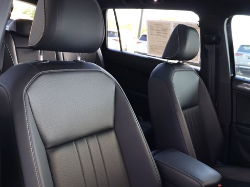 Used 2023 Volkswagen Tiguan SE R-Line image 31