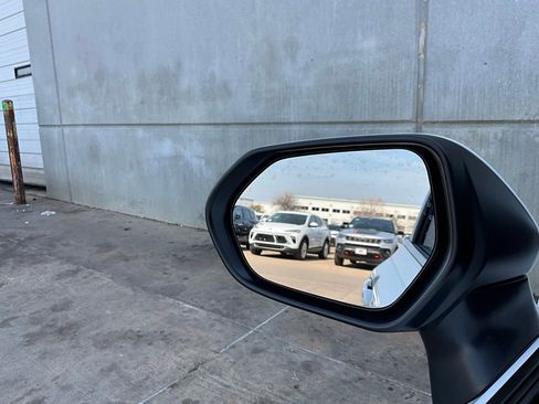 Used 2025 Toyota Camry SE w/ Convenience Package image 19